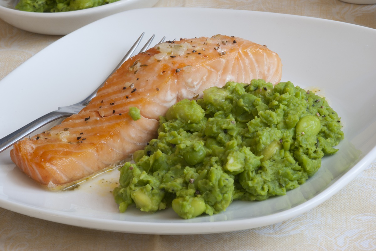 Flaked fish with mashed peas
